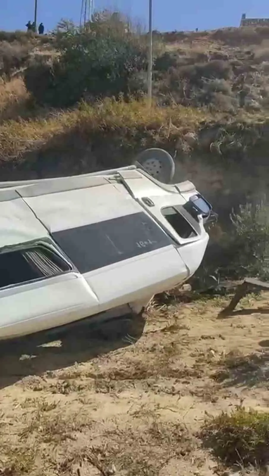 Hatay’da uçurumdan yuvarlanan servisin sürücüsü yaralandı. Kaza, Antakya ilçesi Mansurlu