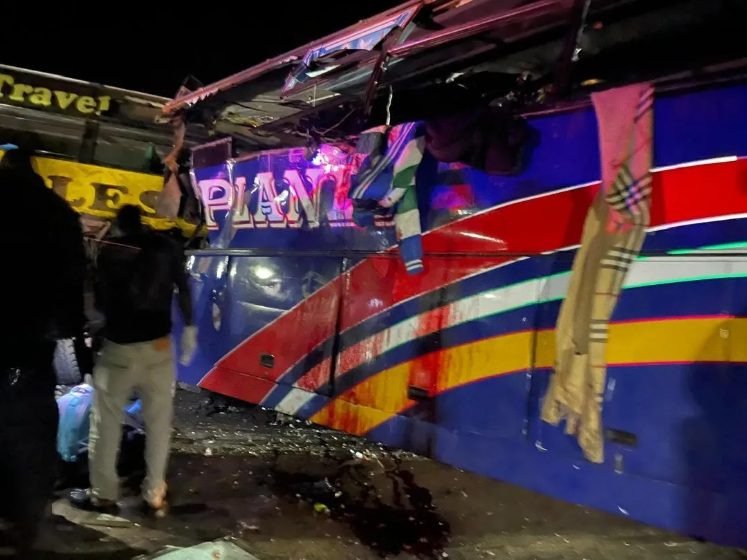 Uganda’da başkent Kampala ile Gula kentleri arasındaki otoyolda iki otobüsün