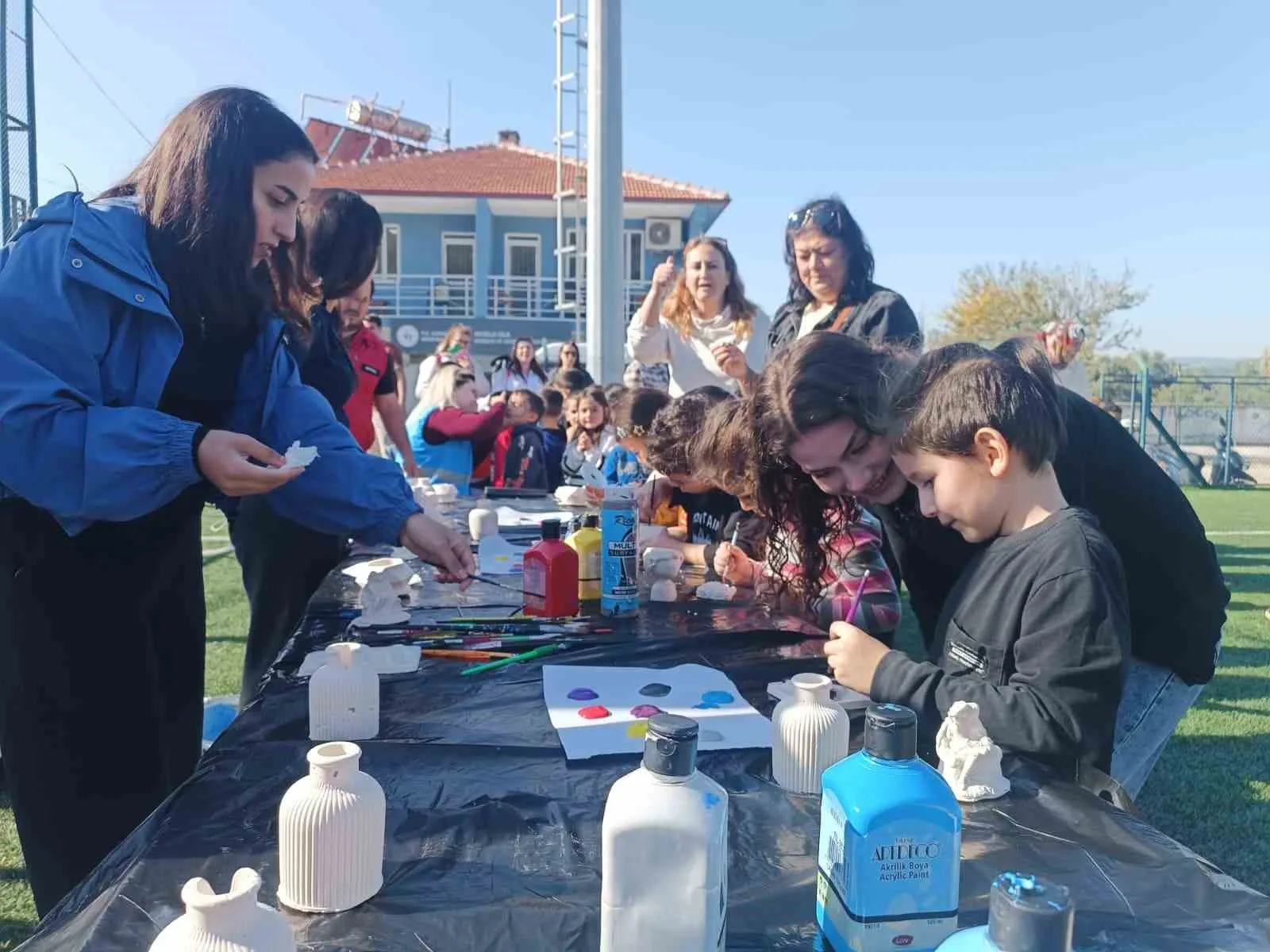 Muğla’nın Ula ilçesinde, gönüllü gençlerin özverili çalışmalarıyla Ula Anaokulu öğrencilerine