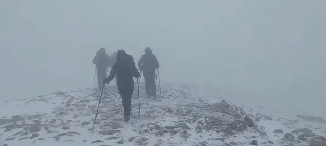 Bursa’da bir grup dağcı Uludağ’da mevsimin ilk karı için zirveye