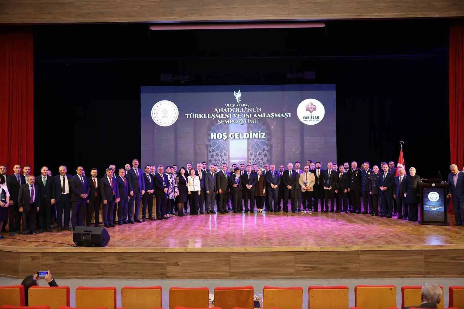 Erzincan’da Uluslararası Anadolu’nun Türkleşmesi ve İslamlaşması Sempozyumu düzenlendi. Sempozyumda, saygı