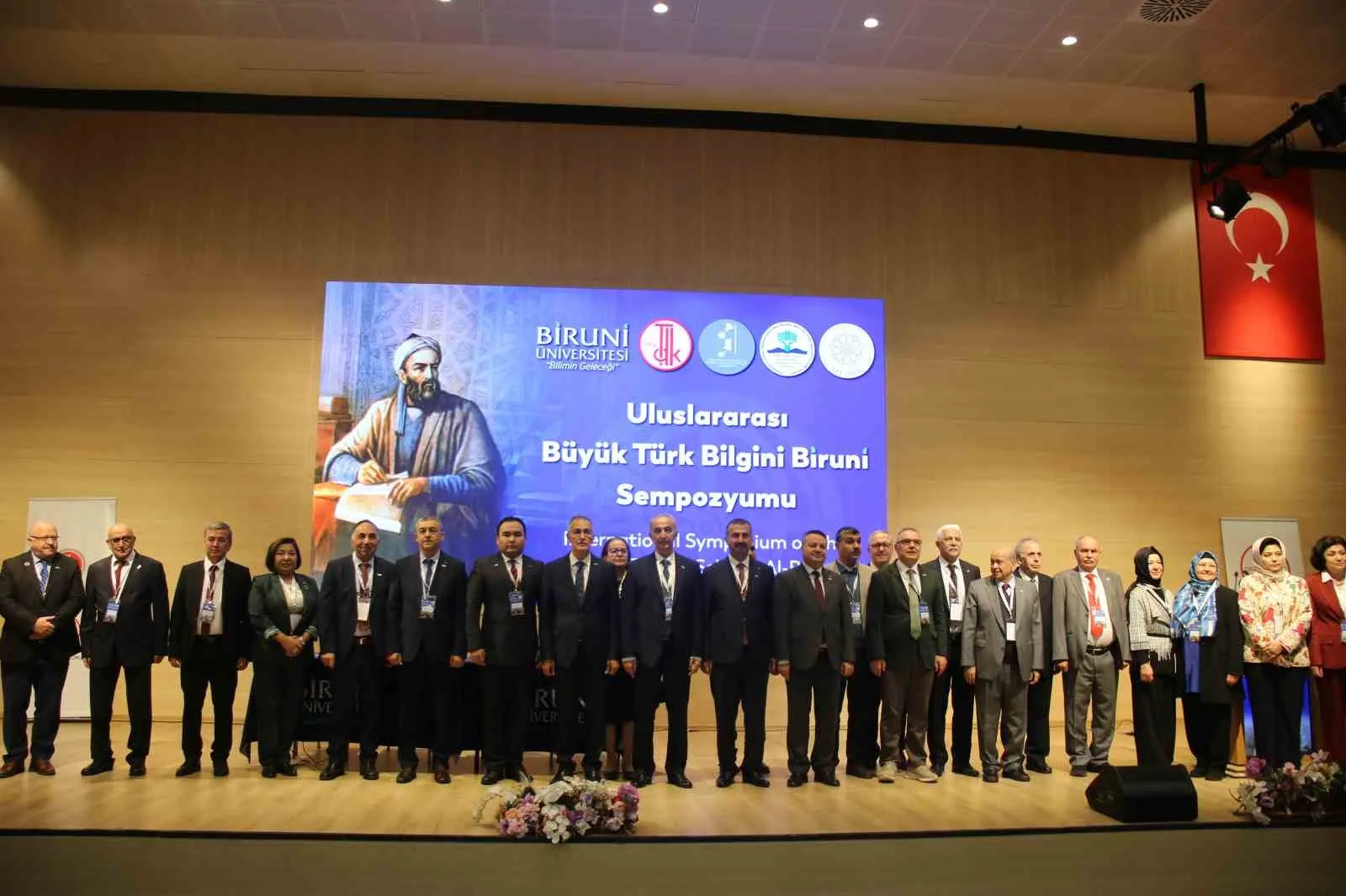 Tıp, astronomi, matematik, tarih ve felsefe gibi alanlarda bilim dünyasına