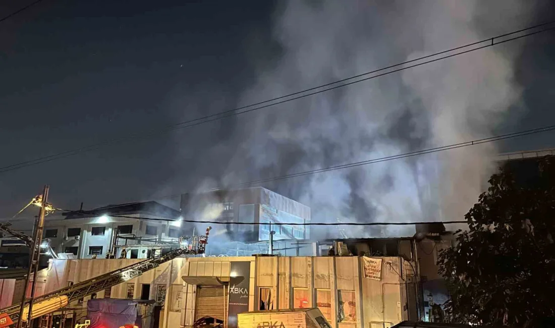 Ümraniye’de bir mobilya fabrikasının üst katında çıkan yangın kontrol altına