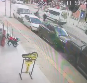 Ümraniye’de trafik ışıklarının bulunduğu noktadan yolun karşısına geçmek isteyen bir