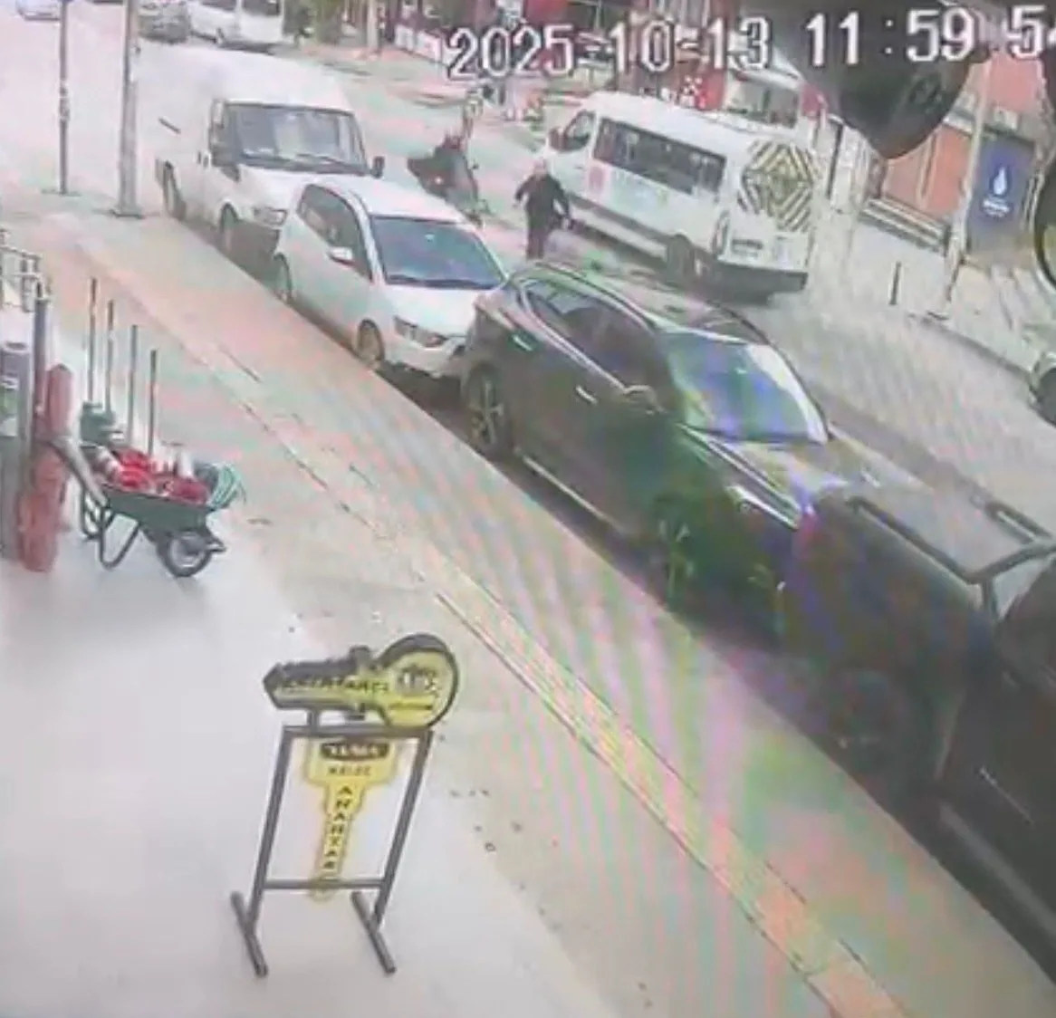 Ümraniye’de trafik ışıklarının bulunduğu noktadan yolun karşısına geçmek isteyen bir