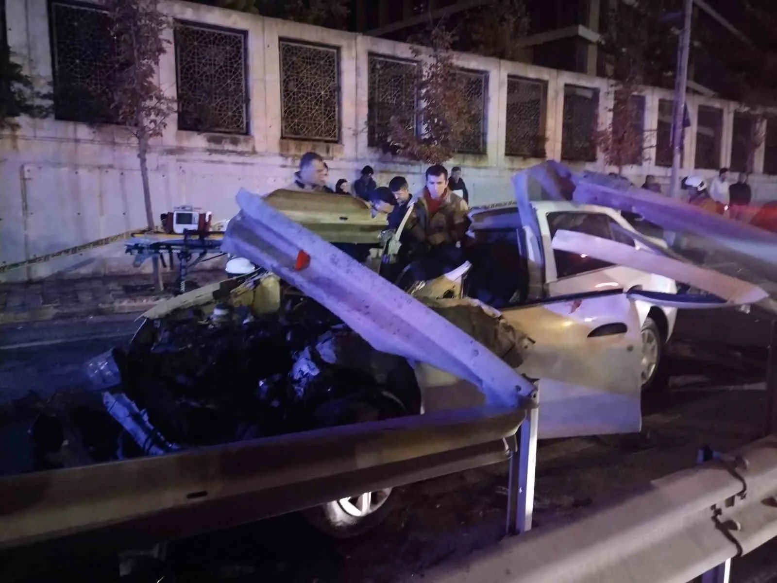 Ümraniye’de gece saatlerinde bir otomobil sürücüsünün direksiyon hakimiyetini kaybetmesiyle bariyere