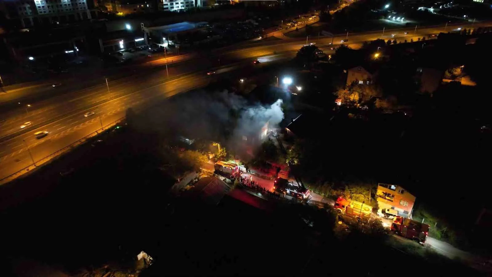 İstanbul’un Ümraniye ilçesinde bir binada gece saatlerinde çıkan yangın paniğe