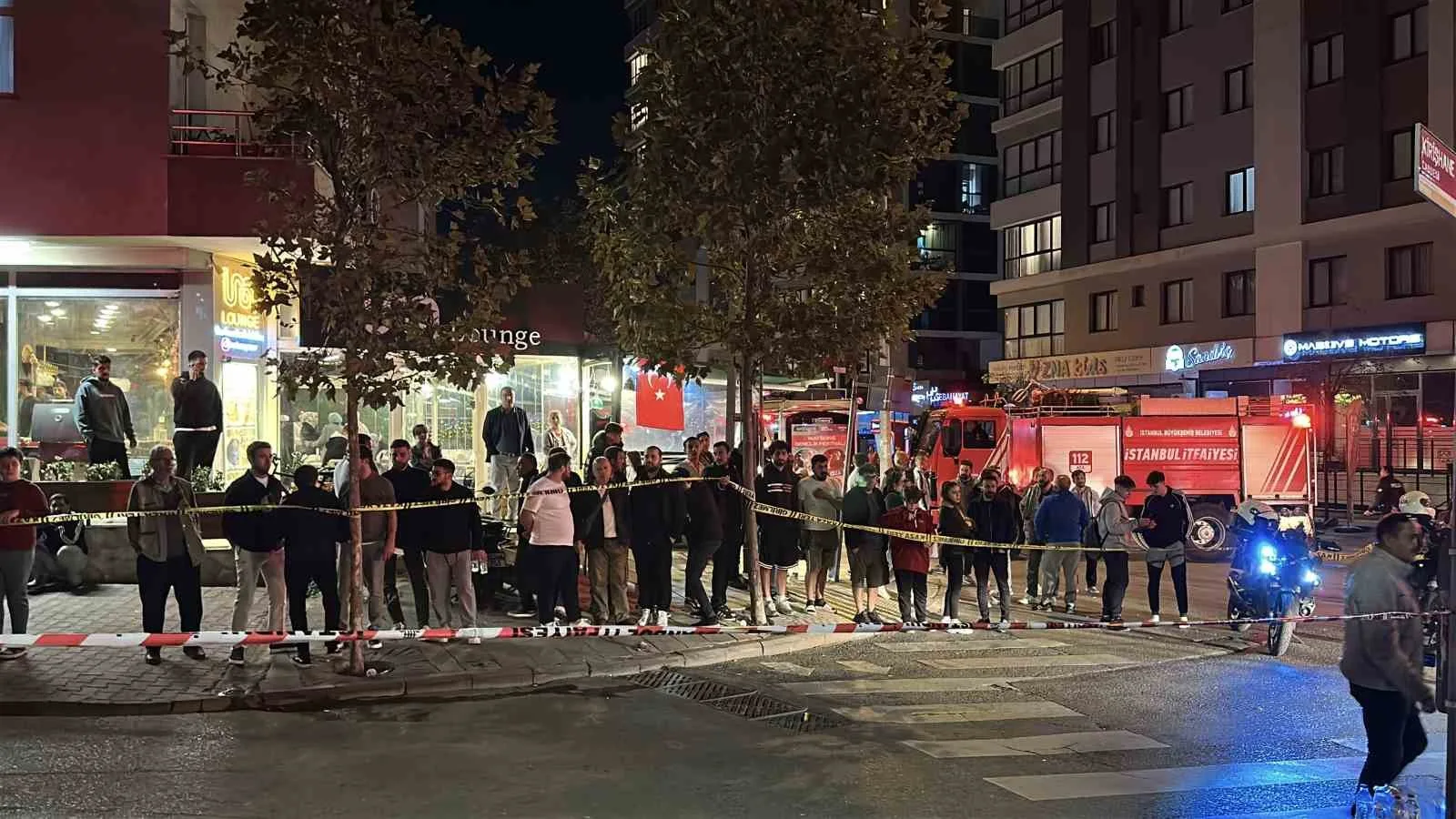 Ümraniye’de 3 katlı binanın zemin katındaki nalbur dükkanında çıkan yangın