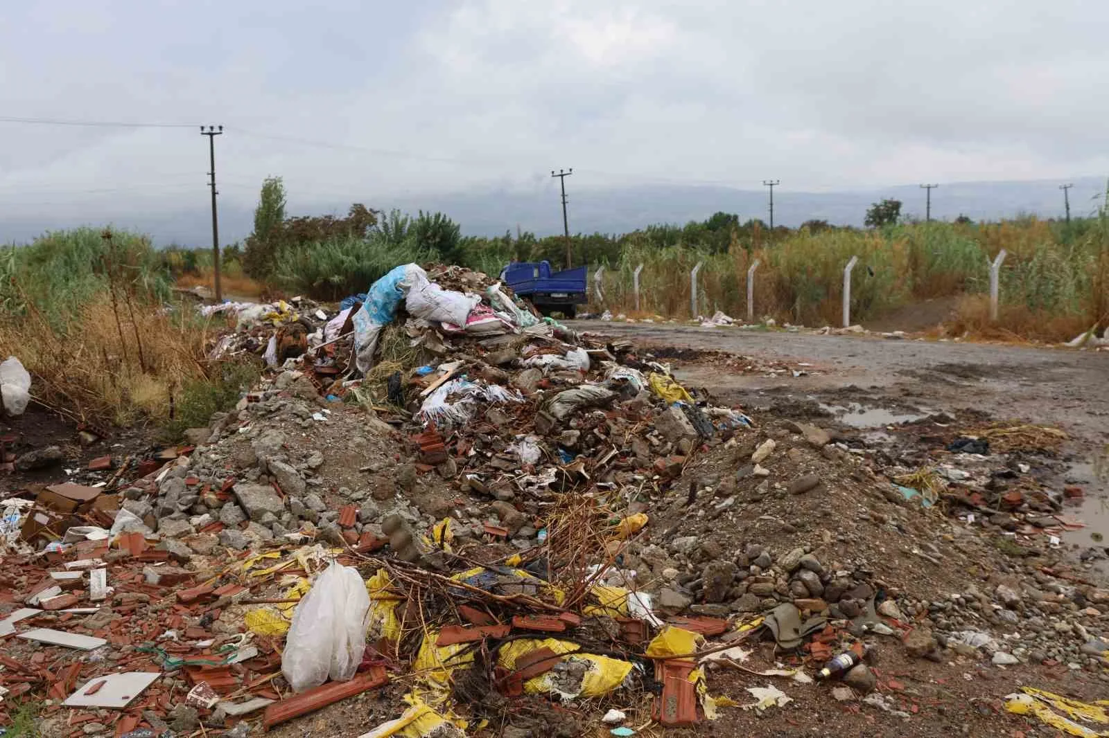 Aydın Efeler ilçesine bağlı Umurlu’da kamyon ve traktörlerle gelişigüzel dökülen