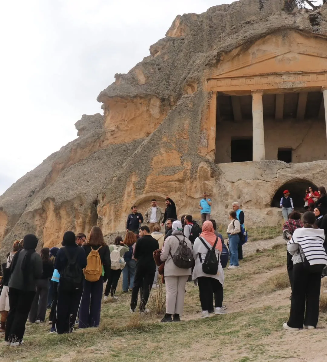 Eskişehir’de okuyan 100 üniversite öğrencisinin katılımıyla doğa yürüşüyü düzenlendi. İl