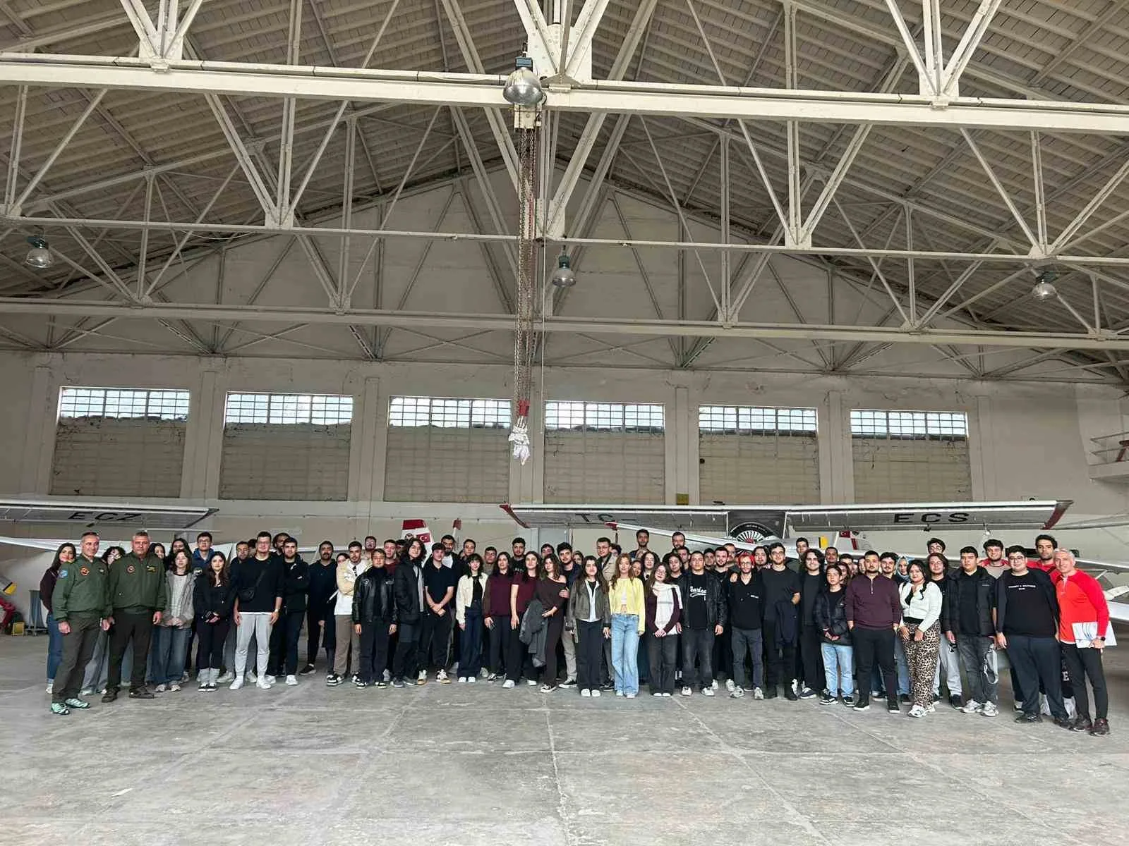 Eskişehir’e gelen bir grup üniversite öğrencisi, İnönü Havacılık Eğitim Merkezi’ni