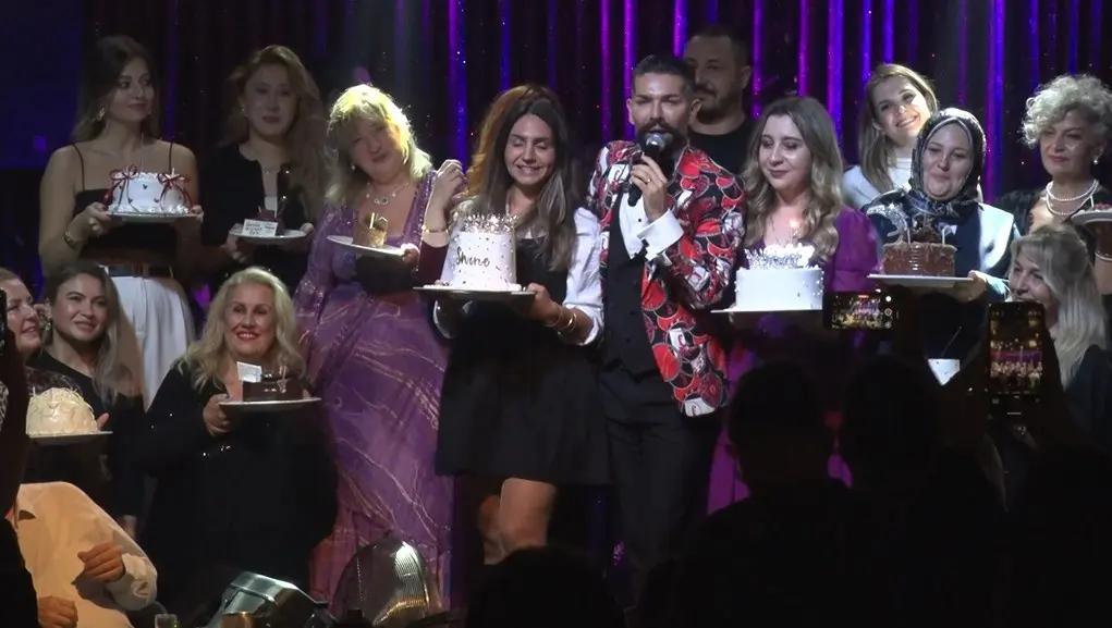 Bursa’da sahne alan ünlü sanatçı Mehmet Çevik, müzik dolu performansıyla