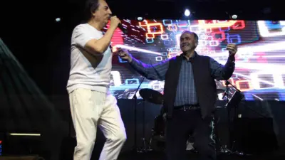 Amasya’da hayranlarıyla buluşan ünlü şarkıcı Çelik, konser öncesi kendisine çay