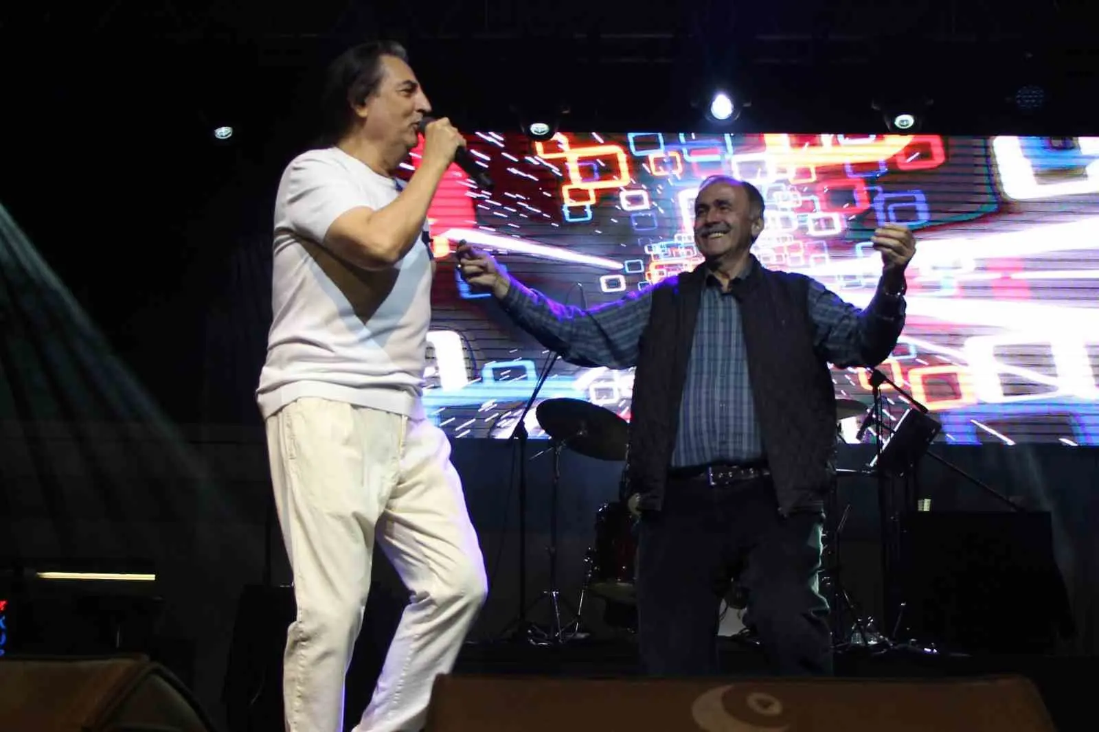 Amasya’da hayranlarıyla buluşan ünlü şarkıcı Çelik, konser öncesi kendisine çay