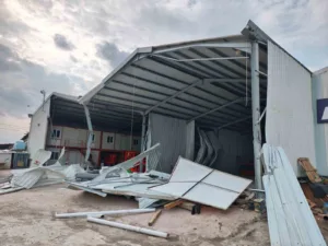 Nilüfer Belediyesi ekipleri, Ürünlü Mahallesi’nde fabrika olarak kullanılan 550 ve