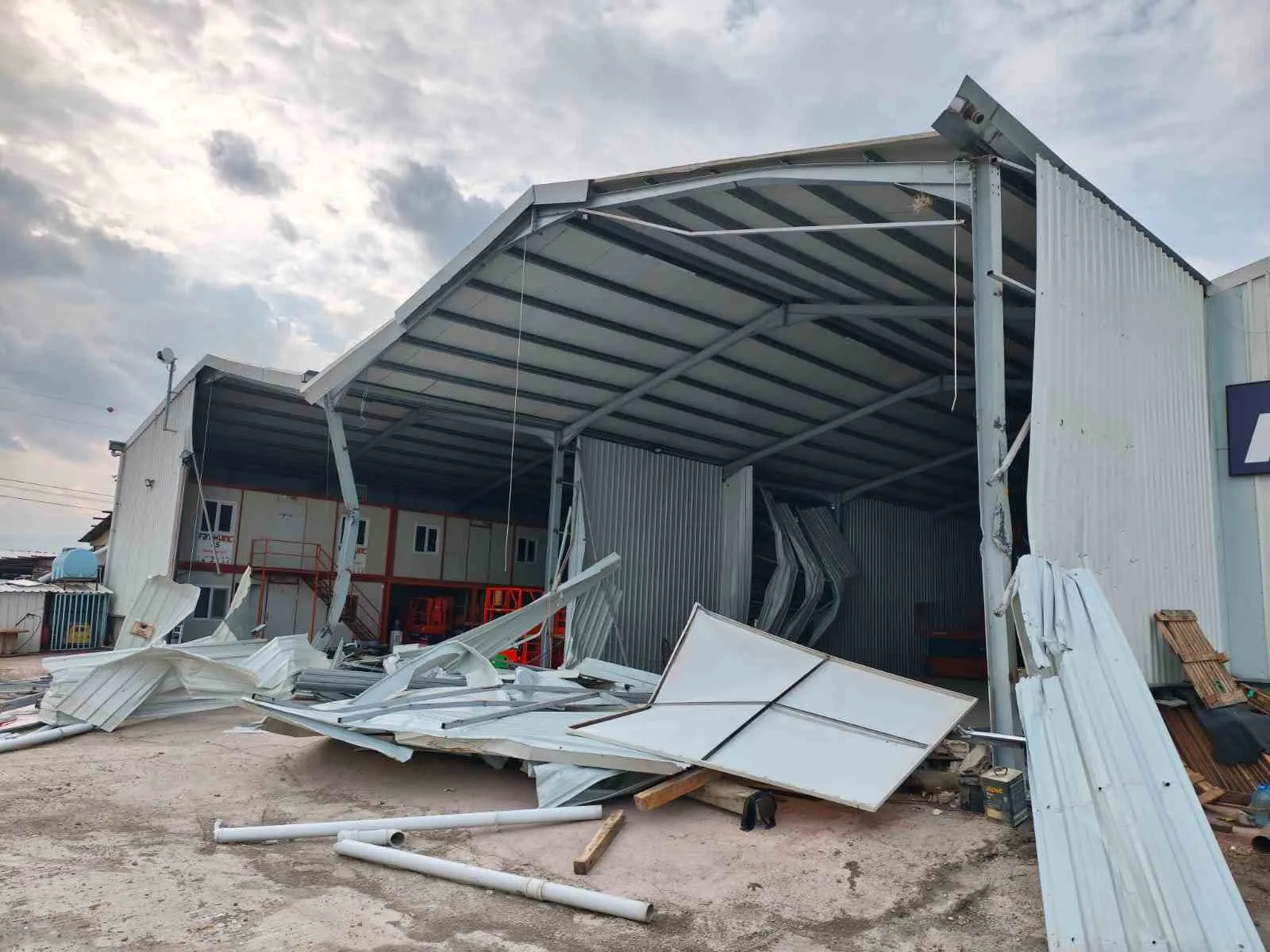 Nilüfer Belediyesi ekipleri, Ürünlü Mahallesi’nde fabrika olarak kullanılan 550 ve