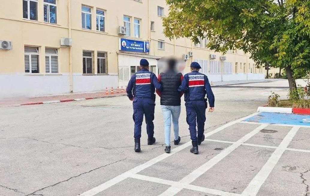 Uşak İl Jandarma Komutanlığı ekipleri, Banaz ilçesinde düzenlediği operasyonda uyuşturucu