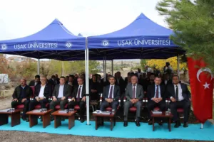 Uşak Üniversitesi Eşme Meslek Yüksekokulu’nun depreme dayanıksız olduğu gerekçesiyle yıkılan