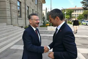 Uşak Valisi Dr. Naci Aktaş, Vali Hüseyin Aksoy’u makamında ziyaret