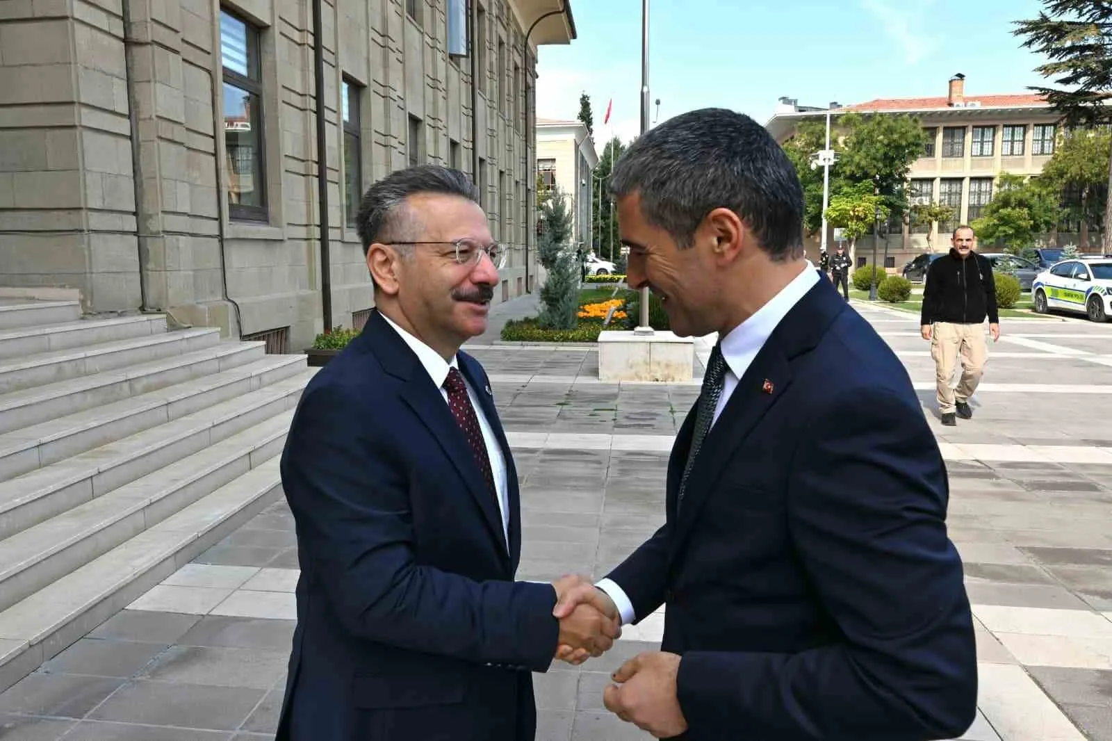 Uşak Valisi Dr. Naci Aktaş, Vali Hüseyin Aksoy’u makamında ziyaret