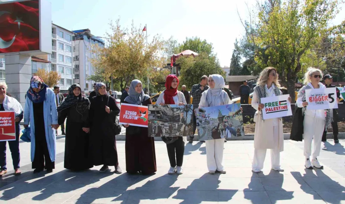 Uşak’ta bir grup kadın, Gazze’ye destek için 15 Temmuz Şehitler