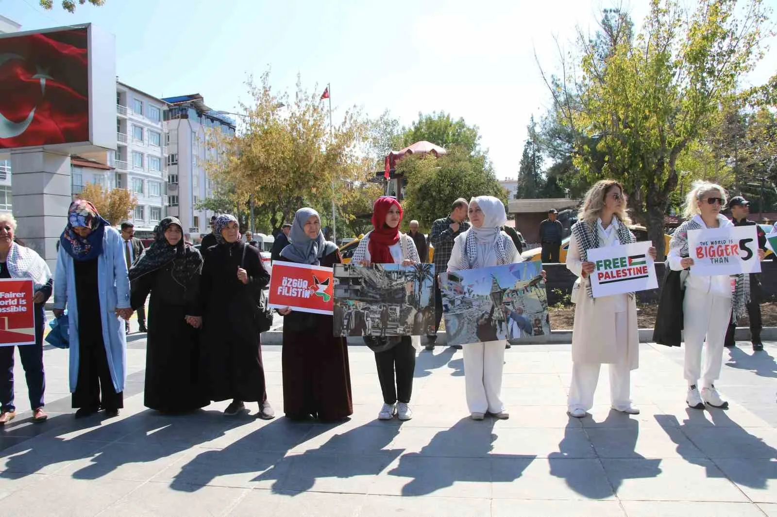 Uşak’ta bir grup kadın, Gazze’ye destek için 15 Temmuz Şehitler
