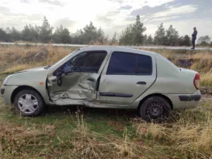 Uşak’ta hafif ticari araç ile otomobilin karıştığı kazada 5 kişi