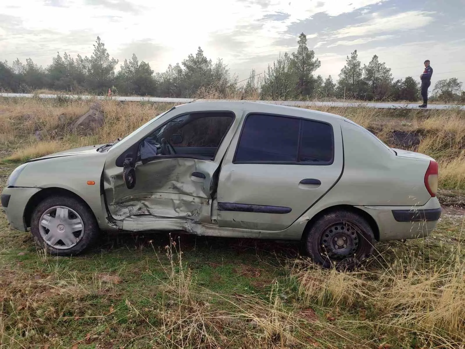 Uşak’ta hafif ticari araç ile otomobilin karıştığı kazada 5 kişi