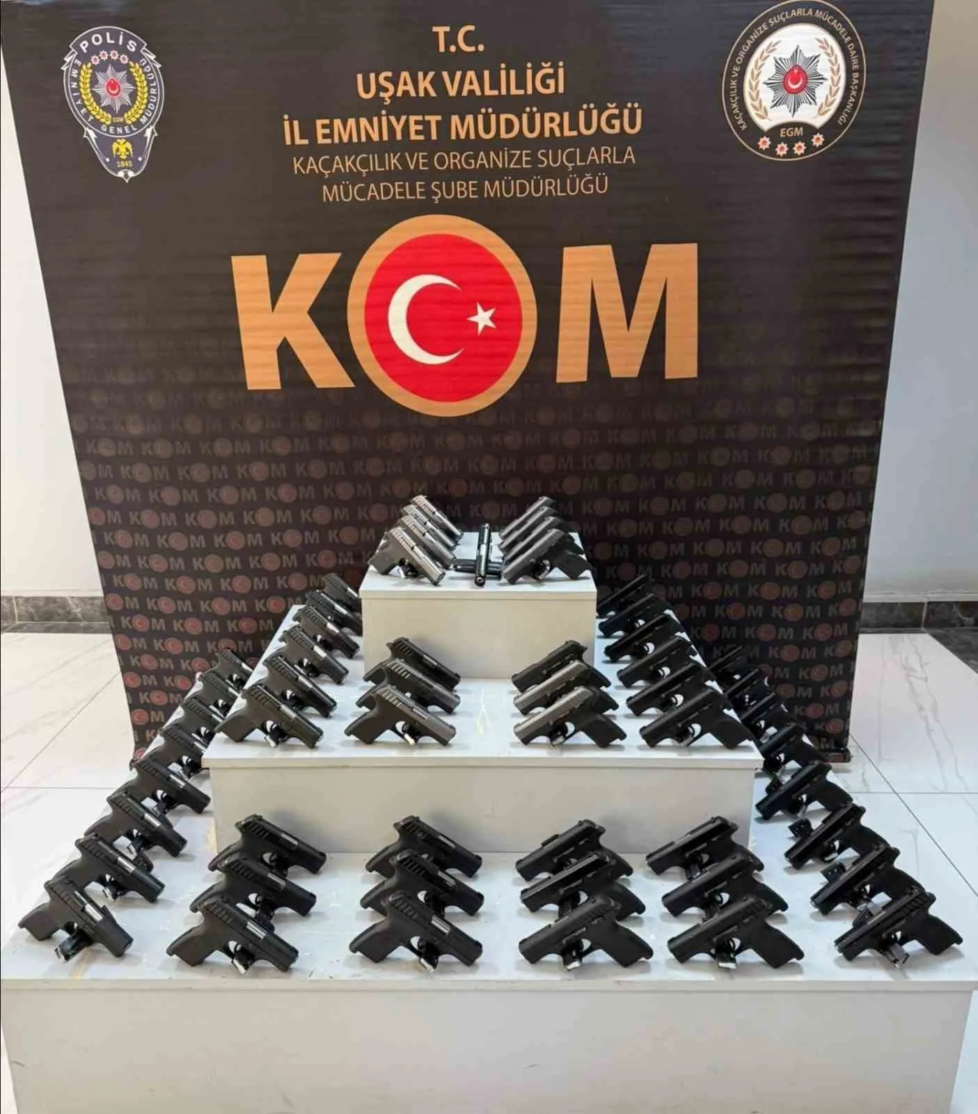 Uşak’ta şehirler arası yolcu otobüsünde yapılan aramada valizlerde 55 ruhsatsız