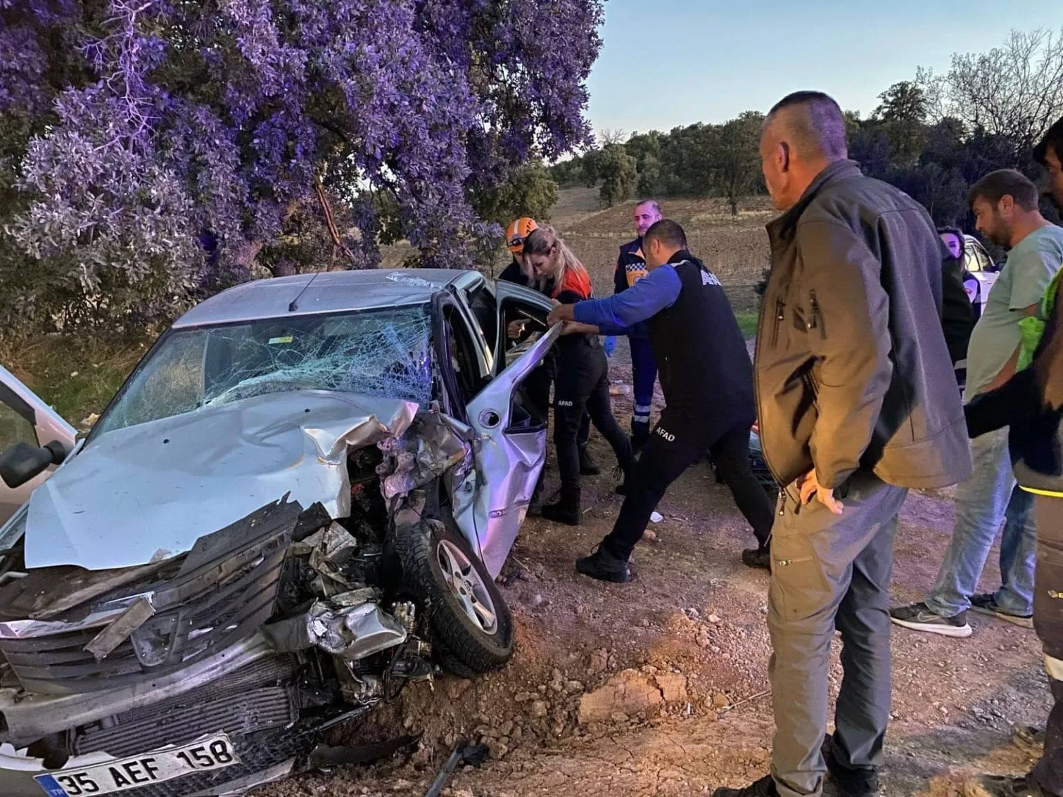 Uşak’ta otomobil ile traktörün çarpışması sonucu karı-koca yaralandı. Kaza, Ulubey-Eşme