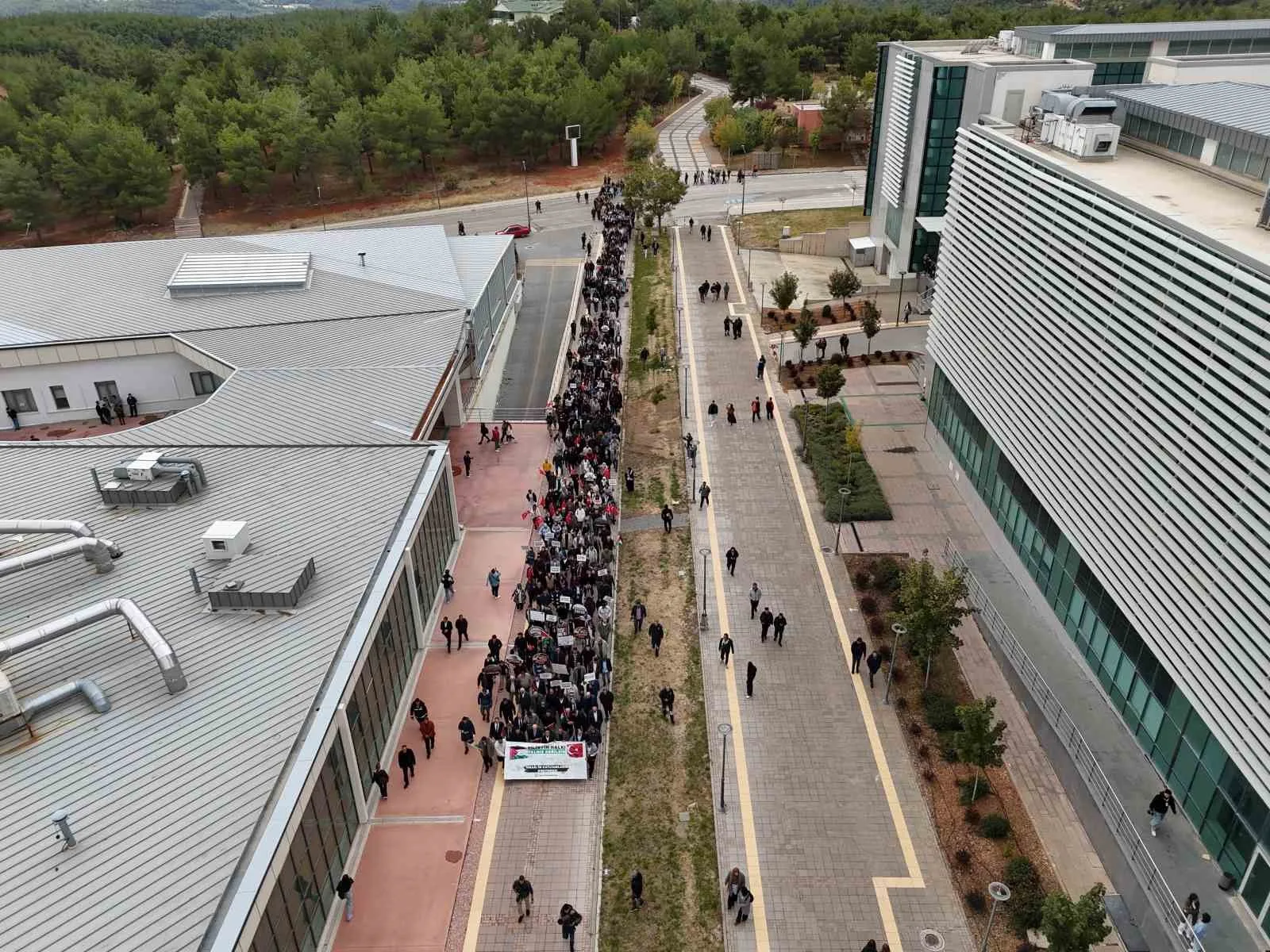 İsrail’in Gazze’ye yönelik saldırılarını protesto etmek amacıyla bir araya gelen