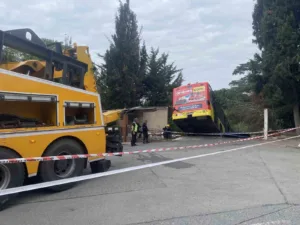 Üsküdar’da İETT otobüsü, şoförünün el frenini çekmeden araçtan inmesi sonucu