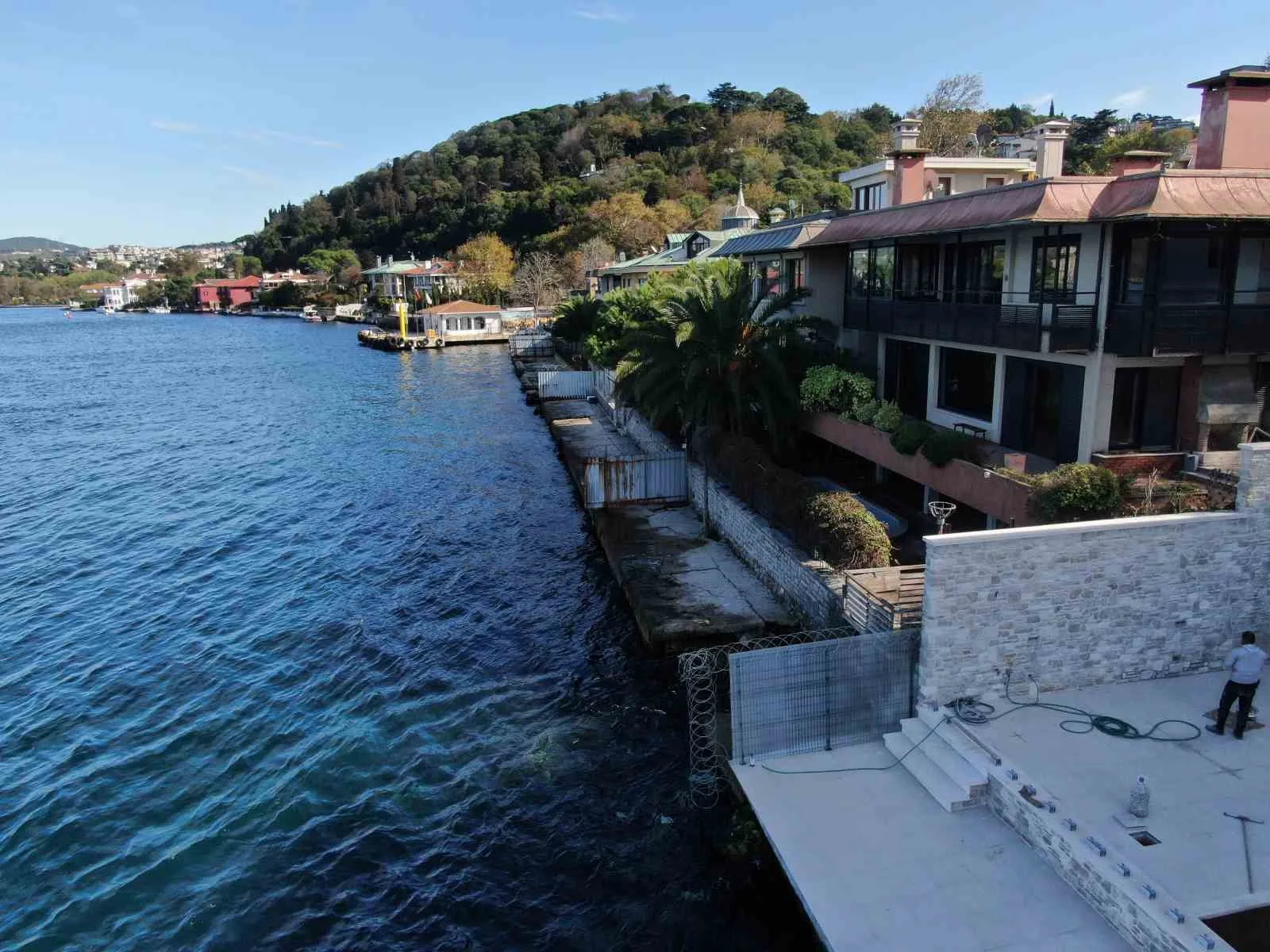 Üsküdar Kandilli’de sahil yolunun barikatlarla kapatılması, çevre sakinlerinin tepkisine neden