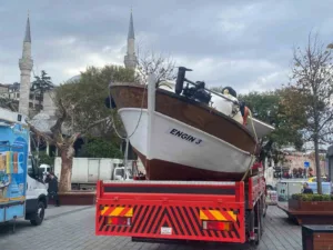 İstanbul’un Üsküdar ilçesinde yolcu motoru, seyir halindeki balıkçı teknesine çarptı.
