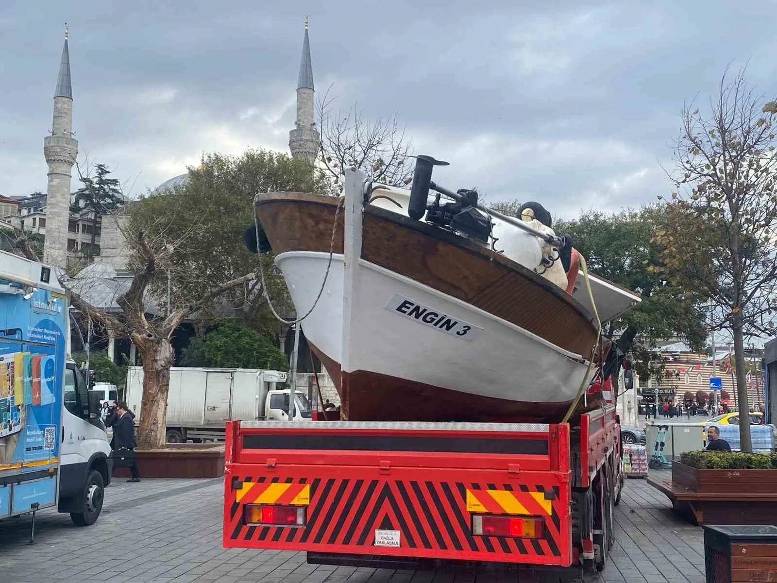 İstanbul’un Üsküdar ilçesinde yolcu motoru, seyir halindeki balıkçı teknesine çarptı.