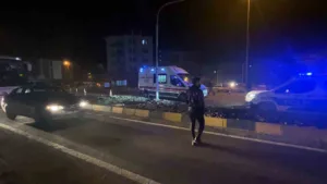 Bartın’da uygulama yapan sivil polise otomobil çarptı. Yaralanan polis hastaneye