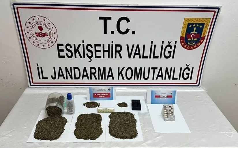 Eskişehir’de jandarma ekiplerince üzerinde ve ikametinde uyuşturucu bulundurduğu tespit edilen