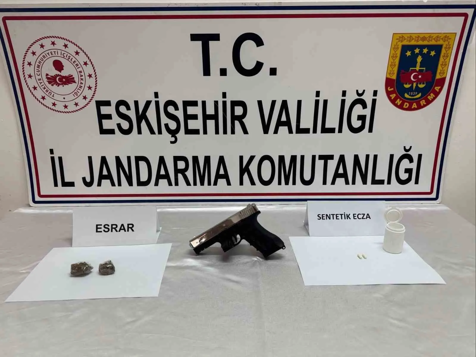 Eskişehir’de jandarma ekiplerince bir şahısın üzerinden ve ikametinde yapılan aramalarda