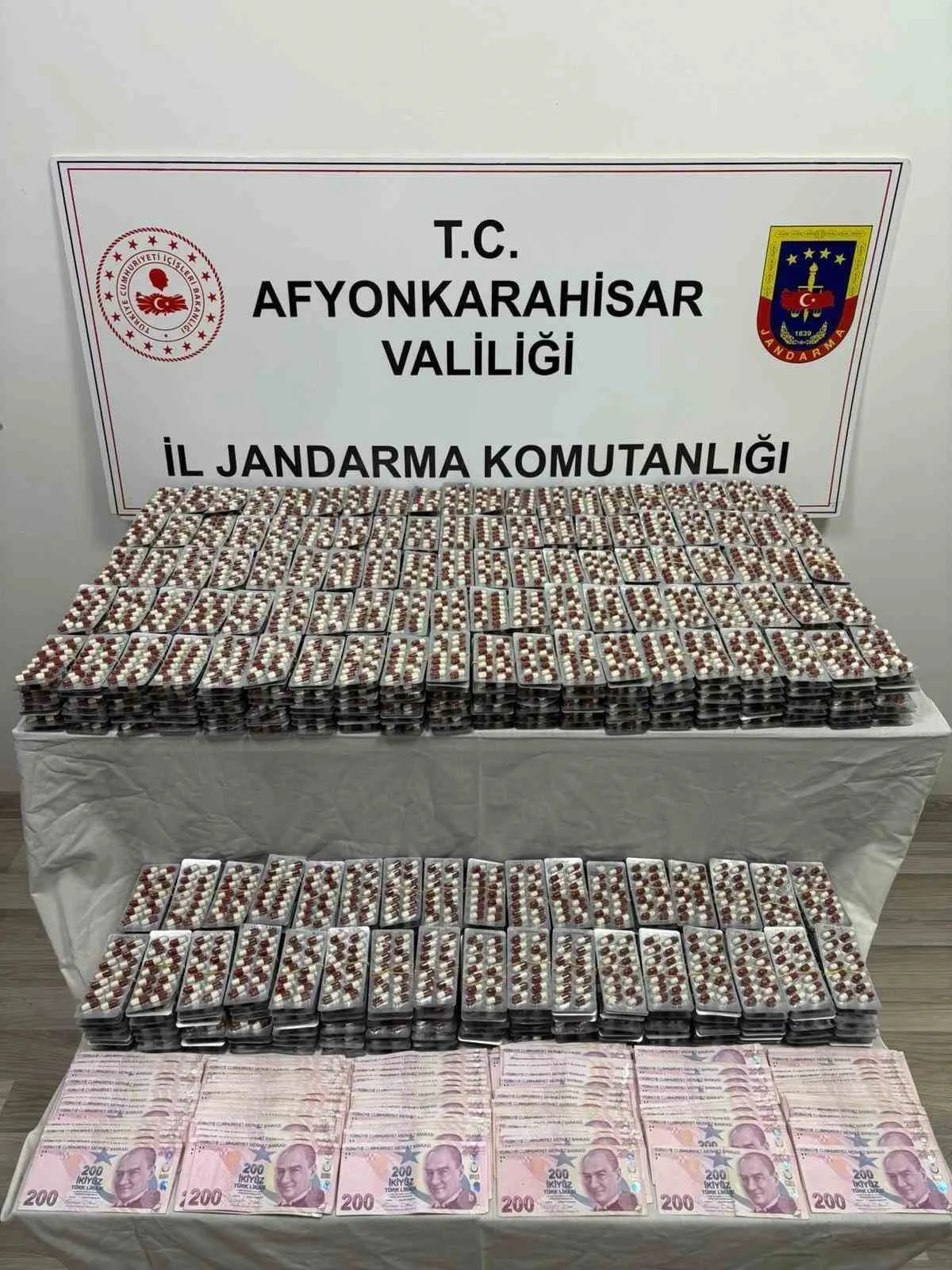 Afyonkarahisar’da jandarma köy evini yaptığı baskında 15 bin 174 adet