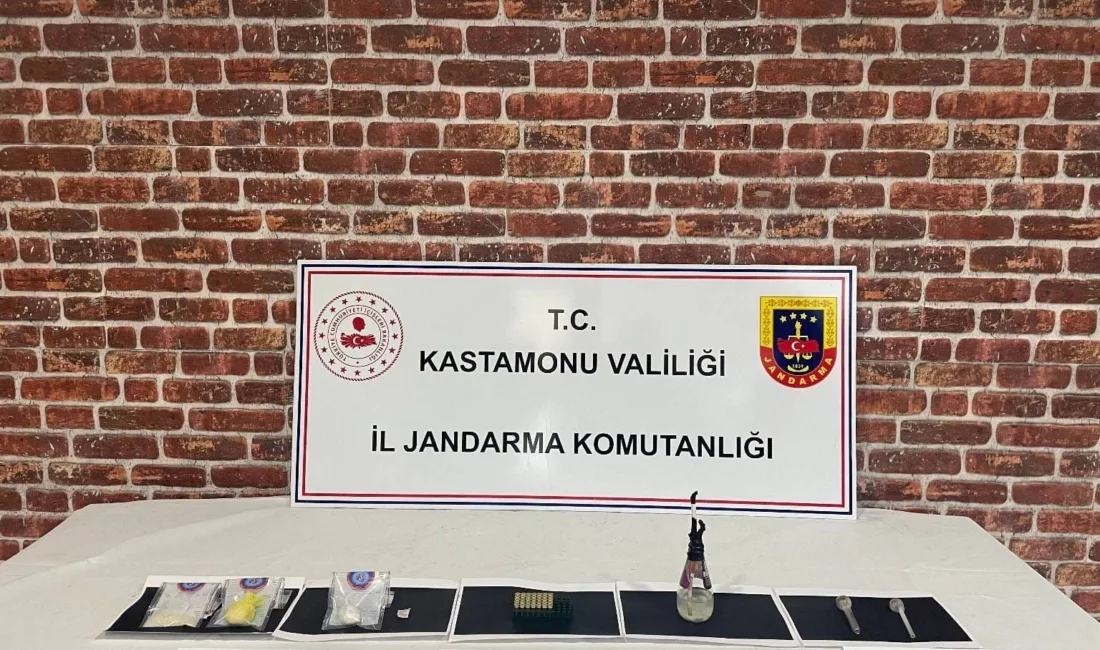 Kastamonu’da jandarma ekipleri tarafından durdurularak arama yapılan araçta uyuşturucu ile