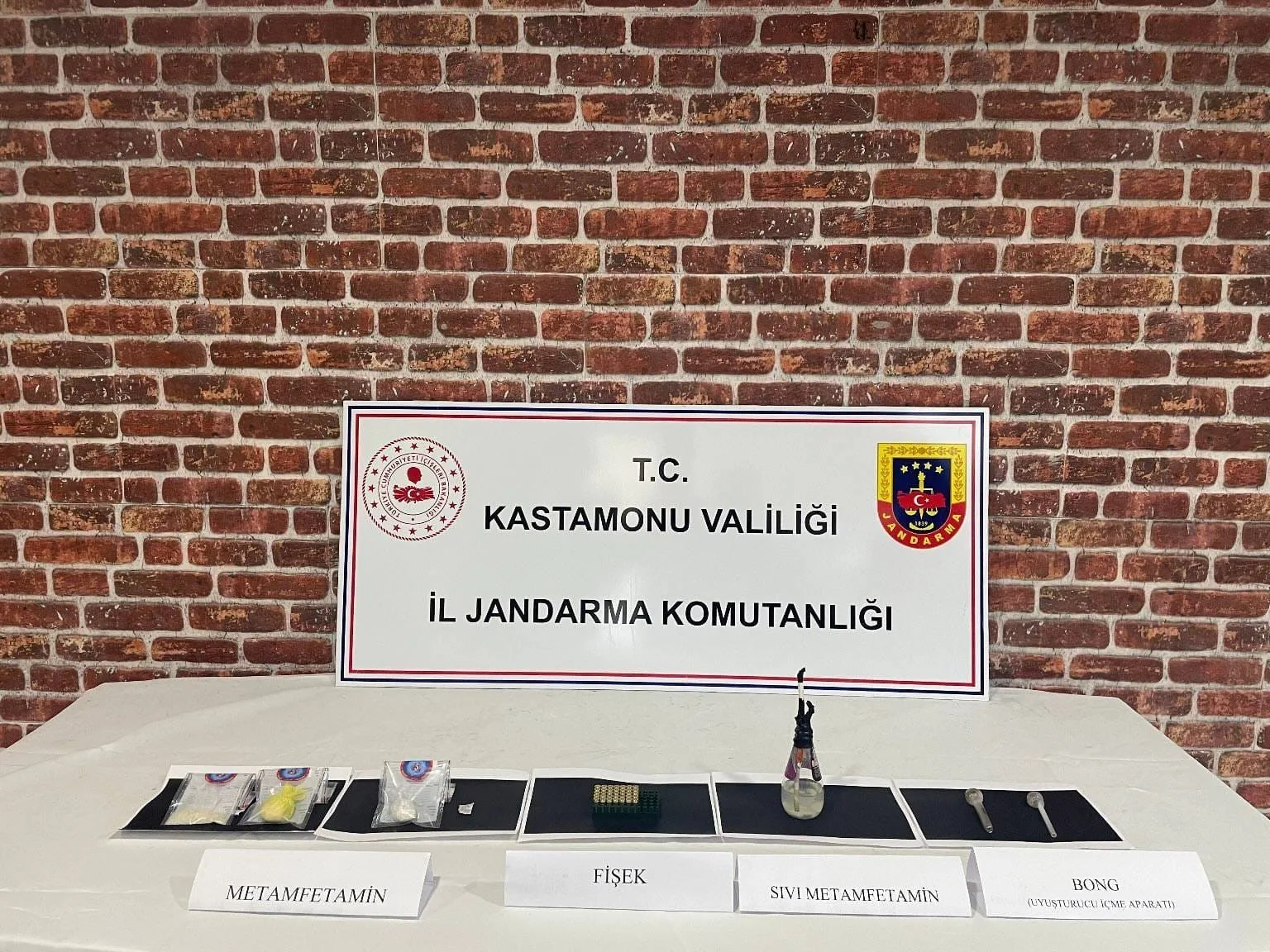 Kastamonu’da jandarma ekipleri tarafından durdurularak arama yapılan araçta uyuşturucu ile