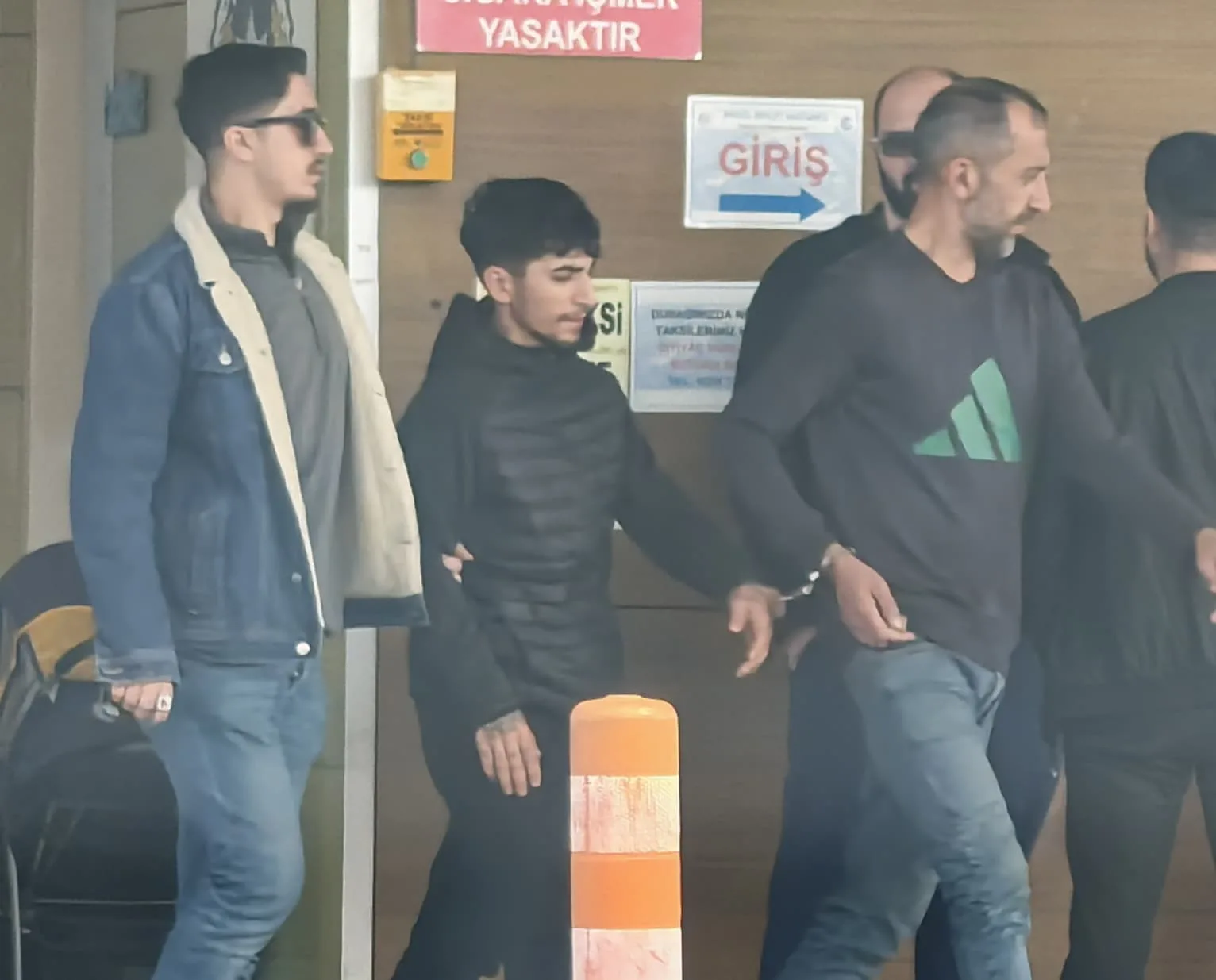 Bursa’nın İnegöl ilçesinde Narkotik Büro Amirliği ekipleri uyuşturucu taciri iki