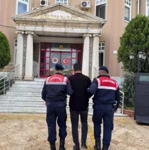 Aydın’ın Didim ilçesinde uyuşturucu suçundan aranan şahıs jandarma ekiplerince düzenlenen