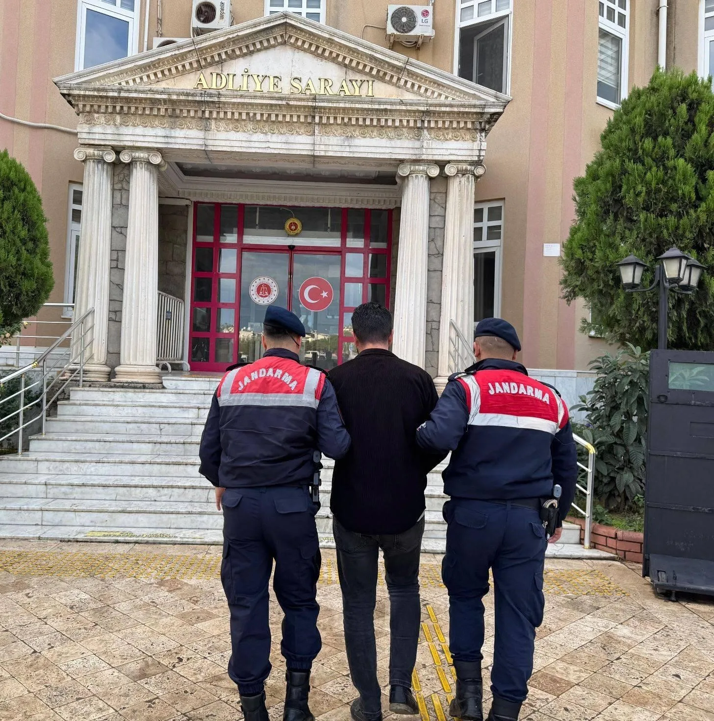 Aydın’ın Didim ilçesinde uyuşturucu suçundan aranan şahıs jandarma ekiplerince düzenlenen