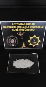 Afyonkarahisar’da şehirlerarası otogarda polis tarafından şüphe üzerine durdurulan ve üstlerinde