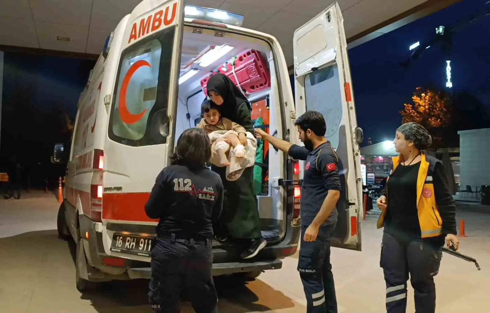 Bursa’nın İnegöl ilçesinde üzerine çaydanlık devrilen 3 yaşındaki çocuk hastanede