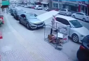 Bursa’nın Mustafakemalpaşa ilçesinde kısa süreli etkili olan rüzgar, Balıkesir Caddesi’nde