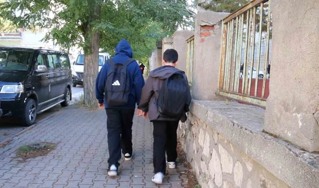 Çocukların ağır çanta taşımasının skolyoza yol açabileceğini söyleyen Çocuk Sağlığı