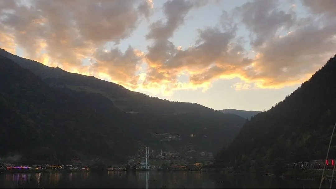 Türkiye’nin önemli turizm merkezlerinden biri olan Uzungöl semalarında farklı açılardan