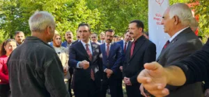 Bitlis Valisi Ahmet Karakaya, Adilcevaz ilçesinde ceviz hasadına katıldı. Adilcevazlı